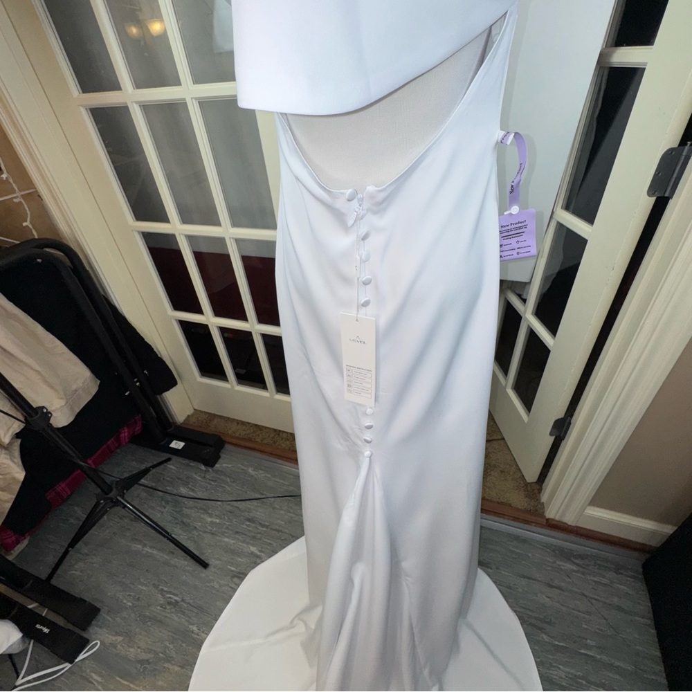 Elegant White V-Neck Mermaid Wedding Dress - Picture 8 of 16